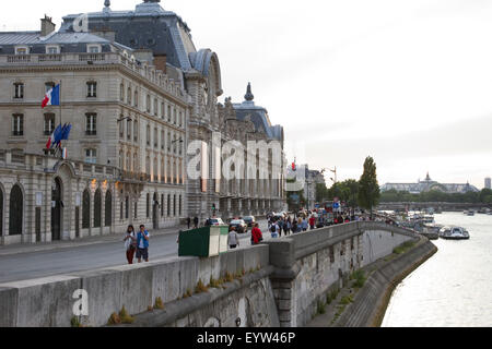 Blick von der Pont-Royal mit Blick auf Musée d ' Orsay in Paris, Frankreich. Stockfoto