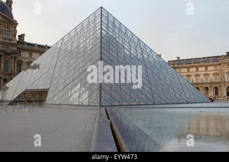 Der berühmte Louvre-Pyramide (Pyramide du Louvre) in der Dämmerung.