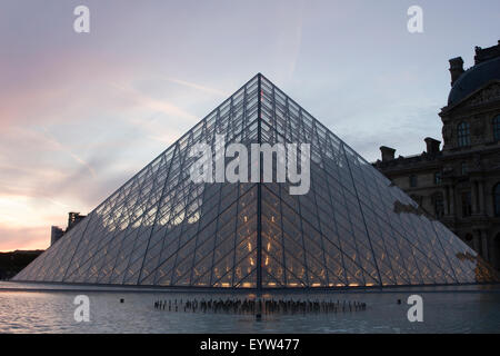 Der berühmte Louvre-Pyramide (Pyramide du Louvre) in der Dämmerung.