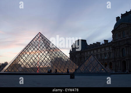Der berühmte Louvre-Pyramide (Pyramide du Louvre) mit kleineren Pyramide in der Abenddämmerung.