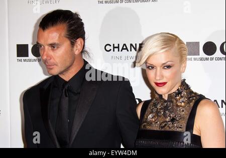 Musikers Gavin Rossdale und seine Frau, Sängerin Gwen Stefani (trägt ein Chanel-Kleid), besuchen das Museum für Gegenwartskunst der - MOCAs alljährlichen Gala "The Artist Museum Happening" MOCA Grand Avenue in Los Angeles, USA, 13. November 2010. Foto: Hubert Boesl Stockfoto