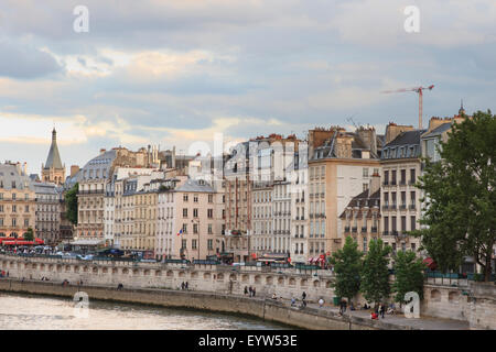 Der Blick vom Pont Neuf, Blick auf den Quai des Grands Augustins in Paris, Frankreich. Stockfoto