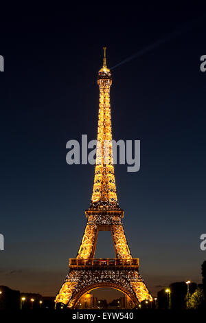 Eiffelturm-Licht-Show und Spotlight. Stockfoto