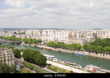 Blick vom 1. Stock-Aussichtsplattform des Eiffelturms zeigt das 16. Arrondissement von Paris (Passy) und die Seine. Stockfoto