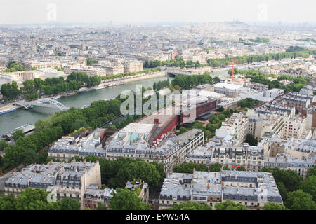 Blick vom 1. Stock-Aussichtsplattform des Eiffelturms mit Blick auf dem 7. und 16. Arrondissement von Paris. Stockfoto