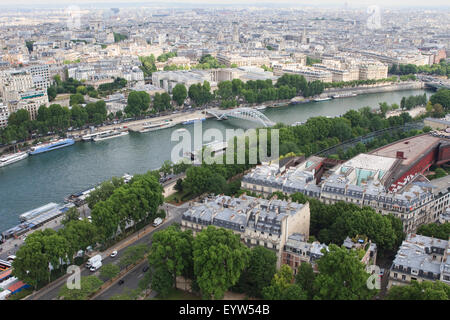 Blick vom 1. Stock-Aussichtsplattform des Eiffelturms mit Blick auf dem 7. und 16. Arrondissement von Paris. Stockfoto
