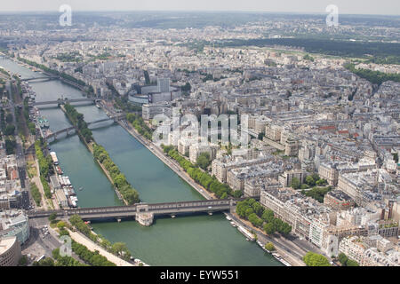 Blick von der obersten Etage Aussichtsplattform des Eiffelturms zeigt das 16. Arrondissement von Paris (Passy) und die Seine. Stockfoto