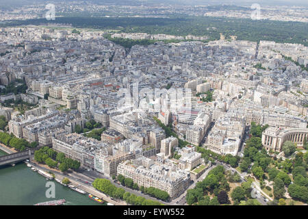 Blick von der obersten Etage Aussichtsplattform des Eiffelturms zeigt das 16. Arrondissement von Paris (Passy). Stockfoto