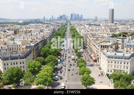 Avenue De La Grande Armée mit La Défense im Hintergrund wie gesehen von der Aussichtsplattform des Arc de Triomphe. Stockfoto