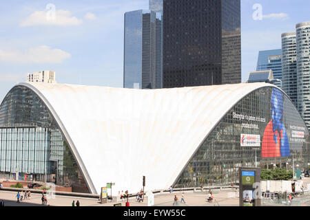 CNIT Gebäude in La Défense Geschäftsviertel von Paris. Stockfoto