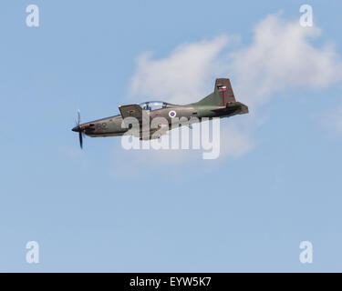 Eine Pilatus PC - 9M Turboprop-Flugzeug der slowenischen Luftwaffe fliegen in 2015 Royal International Air Tattoo Stockfoto