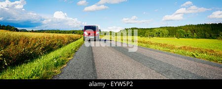 SUV, 4 x 4-fahren auf einer langen geraden Landstraße Stockfoto