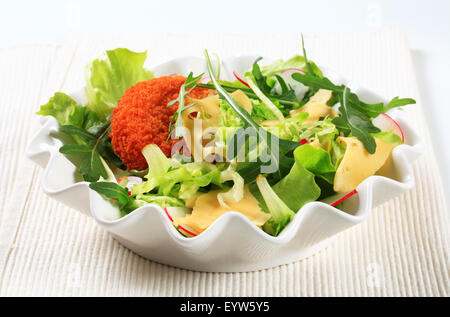 Grüner Salat mit gebratenen panierte Käse und Schweizer Schnittkäse Stockfoto