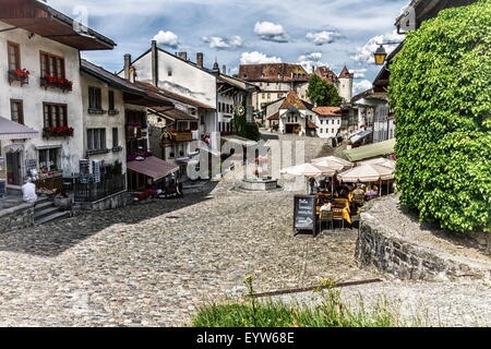 Hauptstraße in Gruyeres Dorf tagsüber, Fribourg, Schweiz Stockfoto