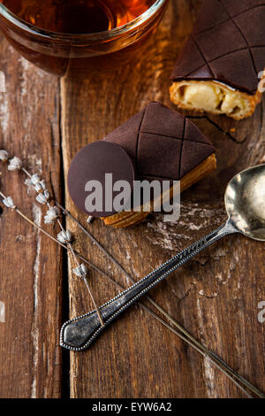 exquisite Creme Dessert Eclair mit Schokolade bestreut Stockfoto