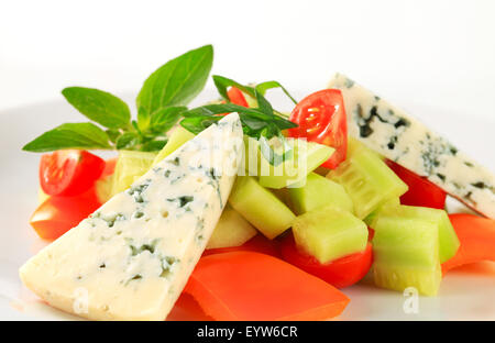 Salat aus frischem Gemüse mit Blauschimmelkäse Stockfoto