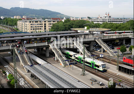 Austausch, Freiburg im Breisgau zu transportieren. (Straßenbahnhaltestelle auf Brücke über Hauptbahnhof.) Stockfoto