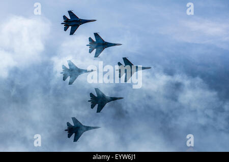 Silhouetten der russischen Kämpfer Flugzeuge SU-27 in den Himmel Stockfoto