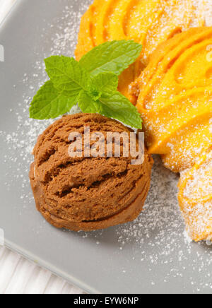 Spritz Butterplätzchen und Kugel Schokoladeneis Stockfoto