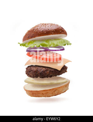 leckere Burger mit fliegenden Zutaten auf weißem Hintergrund Stockfoto