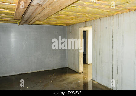 Fehlerhafte baute und feuchten Keller in einem neuen Gebäude. Stockfoto