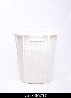 weiße Kunststoffkorb isoliert auf weißem Hintergrund Stockfoto