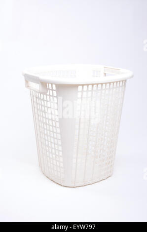 weiße Kunststoffkorb isoliert auf weißem Hintergrund Stockfoto