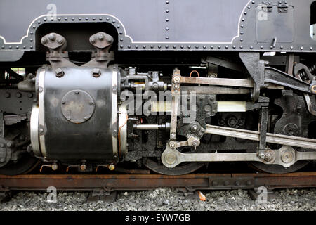 Nahaufnahme von einem Zylinder, Kolben, Pleuel und Räder auf Nr. 87 Lokomotive auf der West Highland Railway Linie, Nordwales. Stockfoto