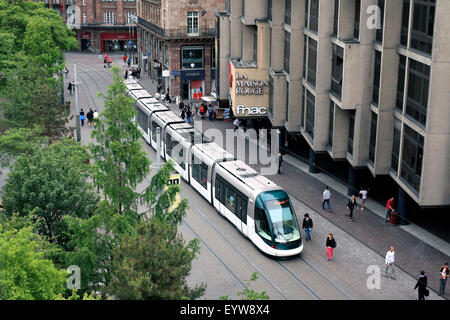 Straßenbahn läuft entlang der Fußgängerzone Rue des Francs-Bourgeois im Zentrum von Straßburg, Paris. Stockfoto