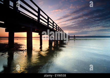 Morgen-Stimmung, Steg am Ammersee in der Nähe von Riederau, Bayern, Deutschland Stockfoto