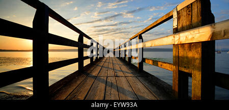 Morgen-Stimmung, Steg am Ammersee in der Nähe von Riederau, Bayern, Deutschland Stockfoto