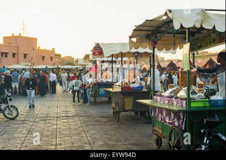 Volk und Stände mit Essen, Platz Djemaa el Fna, UNESCO-Weltkulturerbe, Marrakesch, Marokko Stockfoto