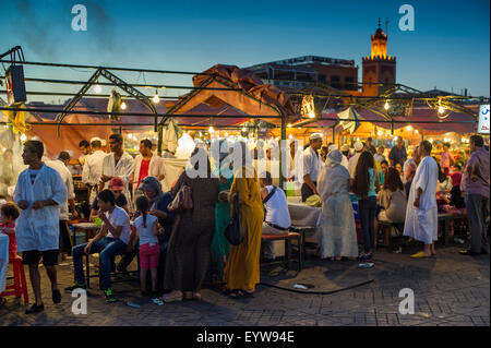 Menschen bei Imbissbuden, Platz Djemaa el Fna, UNESCO-Weltkulturerbe, Marrakesch, Marokko Stockfoto