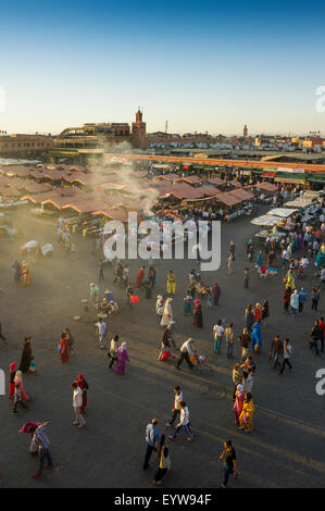 Viele Menschen auf dem Platz Djemaa el Fna, UNESCO-Weltkulturerbe, im Abendlicht, Marrakesch, Marokko Stockfoto