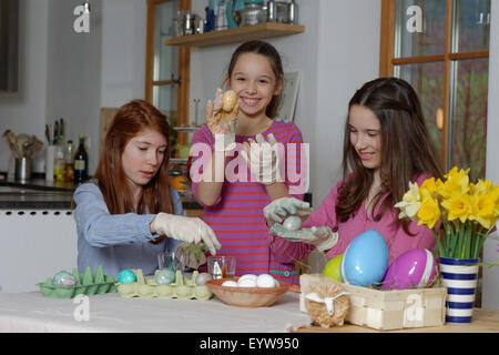 Mädchen färben Ostereier für Ostern, Upper Bavaria, Bavaria, Germany Stockfoto
