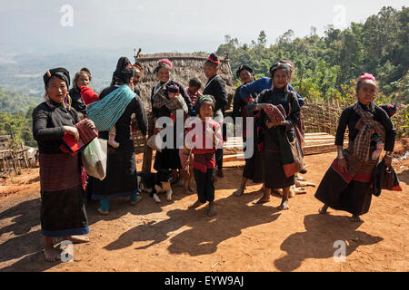 Einheimische Frauen und Kinder in typischer Kleidung aus dem Ann Stamm in einem Bergdorf am Pin Tauk, Shan State Golden Triangle Stockfoto