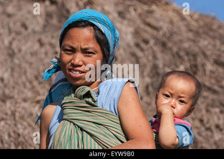 Einheimische Frau mit Kind aus dem Stamm der Lahu in einem Bergdorf in der Nähe von Pin Tauk, Shan-Staat, Golden Triangle, Myanmar Stockfoto