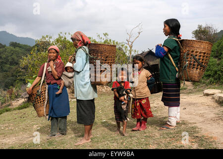 Einheimische Frauen und Kinder aus dem Stamm der Loi, Bergdorf Wan Sen, in der Nähe von Kyaing Tong, Golden Triangle, in Myanmar Stockfoto