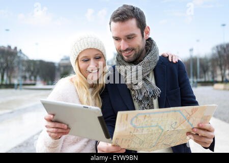 Blick auf ein paar junge attraktive Touristen Karte ansehen Stockfoto