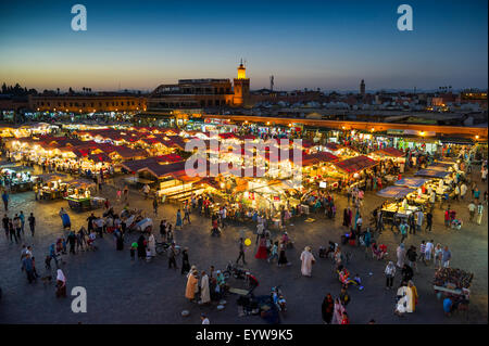 Viele Menschen auf dem Platz Djemaa el Fna, UNESCO World Heritage Site, am Abend, Marrakesch, Marokko Stockfoto