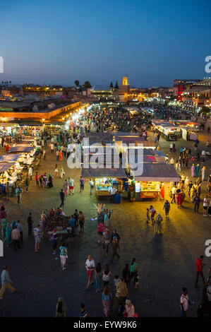 Viele Menschen auf dem Platz Djemaa el Fna, UNESCO World Heritage Site, am Abend, Marrakesch, Marokko Stockfoto