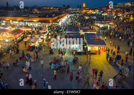 Viele Menschen auf dem Platz Djemaa el Fna, UNESCO World Heritage Site, am Abend, Marrakesch, Marokko Stockfoto