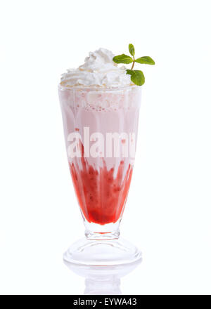 Erdbeer Milchshake in ein hohes Glas mit frischer Minze Stockfoto