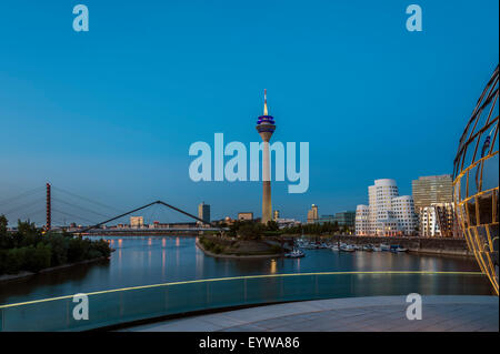 Rheinturm und Stadt-Hafen in der Abenddämmerung, Düsseldorf, Nordrhein-Westfalen, Deutschland Stockfoto