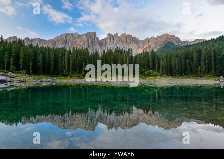 Karersee See vor Latemar, Lago di Carezza, Karersee, Dolomiten, Provinz Trentino, Südtirol, Italien Stockfoto