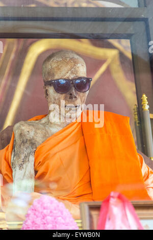 ≈Mummified Mönch, mumifizierten Mönch mit Sonnenbrille, Wat Khunaram, Koh Samui, Thailand Stockfoto