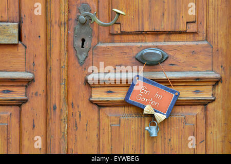 Holztür mit Schild mit der Aufschrift "Bin Im Garten", Deutsch "Ich bin im Garten", Baden-Württemberg, Deutschland Stockfoto