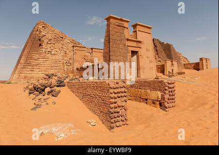 Das Grab der Königin Shanakdakhete, Pyramiden in den Norden Friedhof von Meroe, Nubien, Nahr an-Nil, Nubische Wüste im Sudan Stockfoto