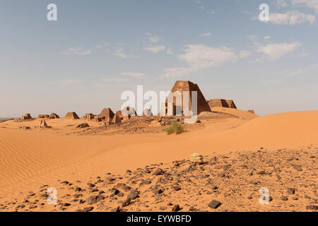 Blick auf die schwarzen Pyramiden von Meroe, Nubische Wüste, Nubien, Nahr an-Nil, Sudan Stockfoto