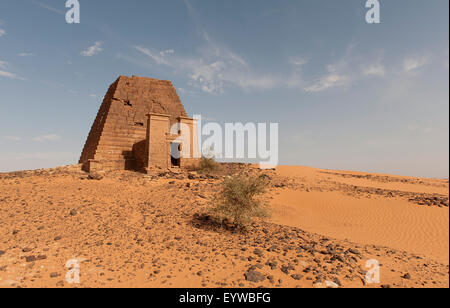 Pyramide der Königin Natakamani, Pyramiden von den nördlichen Friedhof von Meroe, Nubische Wüste, Nubia, Nahr an-Nil, Sudan Stockfoto